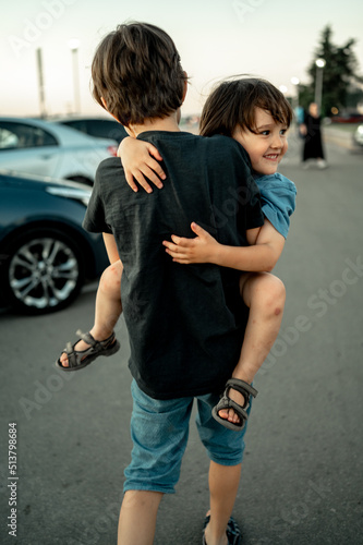 Fotografía the brothers are walking in the city