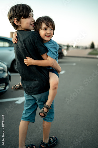 Fotografía the brothers are walking in the city