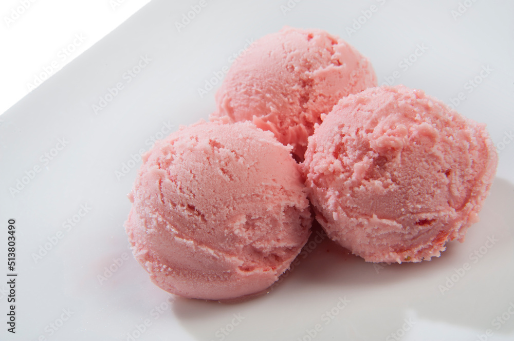 tre palline di gelato alla fragola tre palline di gelato alla fragola