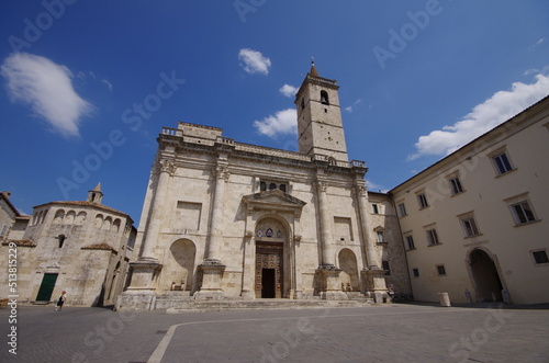 It dominates the historic center of Ascoli Piceno framing Piazza Arringo: it is the Cathedral, named after the first bishop of Ascoli Piceno, S. Emidio © Enrico Spetrino
