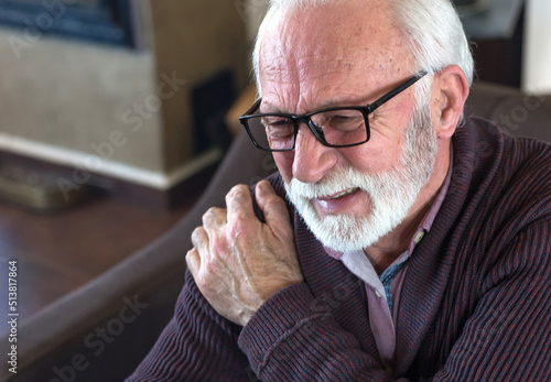 Foto Senior man suffering from shoulder and joints pain caused by arthritis