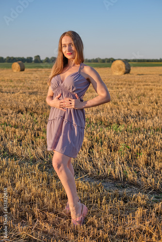 Fototapeta Naklejka Na Ścianę i Meble -  girl in a field