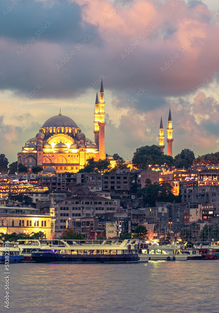 Obraz premium Suleymaniye Mosque with night illumination and minaret of Rustem Pasha Mosque, Istanbul, Turkey