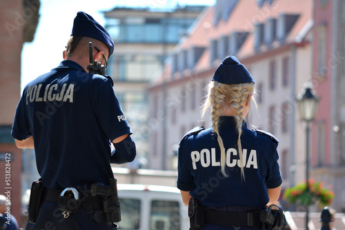 Młoda policjantka blondynka w mundurze na służbie w mieście. photo