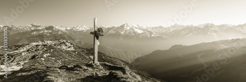 Valokuvatapetti Panorama der Alpen mit Gipfelkreuz in sepia