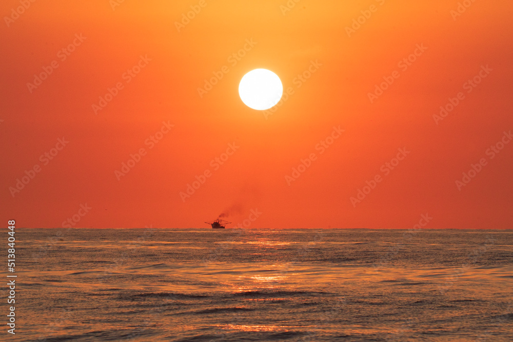 Pesquero en la puesta de sol
