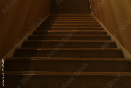 手すり付きの階段 薄暗い階段 階段を見下ろす