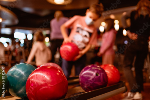 Fototapete a boy playing bowling