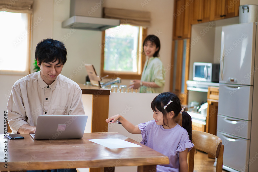 テレワークをする大人と家にいる子ども テレワークをする大人と家にいる子ども