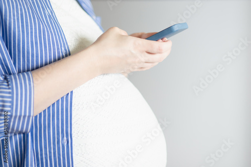 pregnant woman with a smartphone  women s forums and pregnancy chats  communities of parents