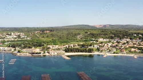 survol des parcs à huitres à Bouzigues au dessus du bassin de Thau en Occitanie photo