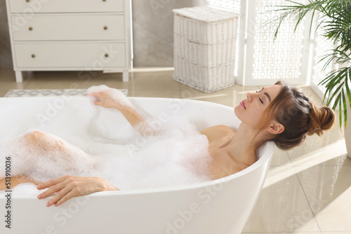 Cuadro en lienzo Beautiful woman enjoying bubble bath at home