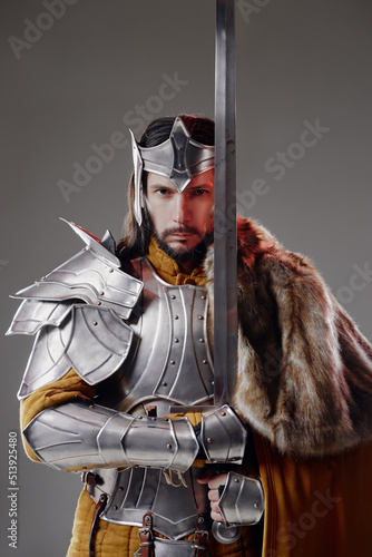 Obraz na plátně The King. Handsome Medieval knight in armor holding sword.