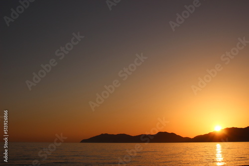 SDGs地球の神秘　色ずく空と海と！マジックアワー の夕日と輝くヒカリ！山口県 © YuAiru