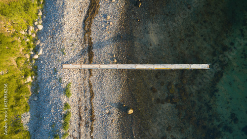 Fototapeta Naklejka Na Ścianę i Meble -  Luftaufnahme eines kleinen Stegs an der Küste am steinigen Strand in der Nähe der Ortschaft Vesterløkken auf der dänischen Ostsee Insel Samsø