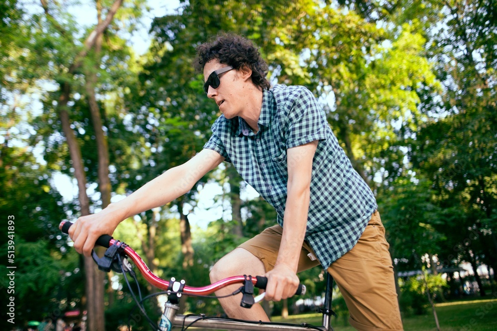 Obraz premium Cyclist riding in a city park.