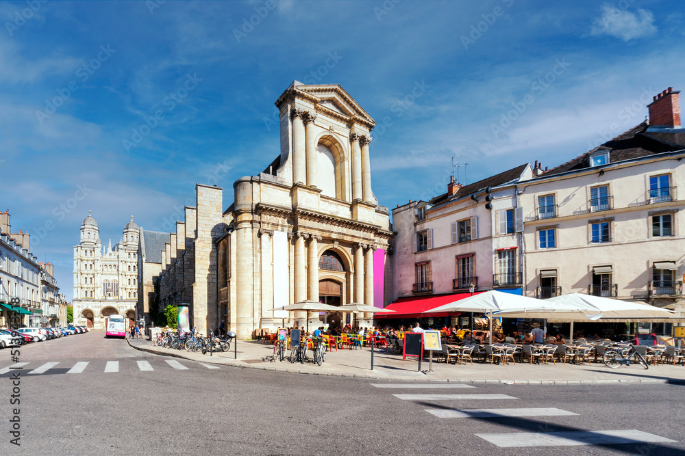 Kirche Saint-Étienne in Dijon, im Hintergrund Saint-Michel