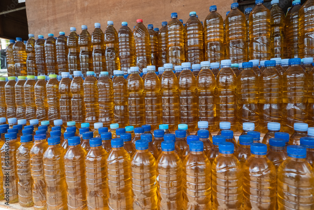 Obraz premium selectively focus on plastic bottles containing bulk cooking oil, in Indonesian it is called minyak goreng curah