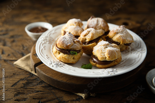 Foto Homemade profiteroles with chocolate paste
