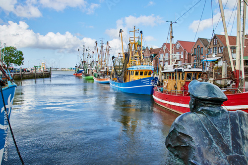 Rundgang im Hafen von Neuharlingersiel in Ostfriesland