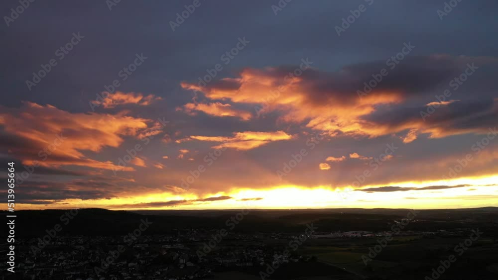Wolken ziehen im Abenlicht über das Land Wolken ziehen im Abenlicht über das Land