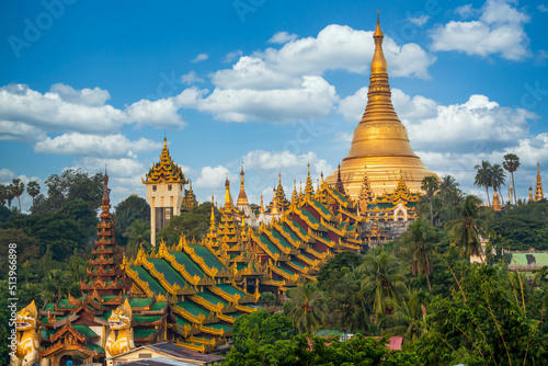 Photos Shwedagon Pagoda attraction in Yagon City with blue sky background, Shwedagon Pagoda ancient architecture is beautiful pagoda in Southeast Asia, Yangon, Myanmar, Asian, Asia