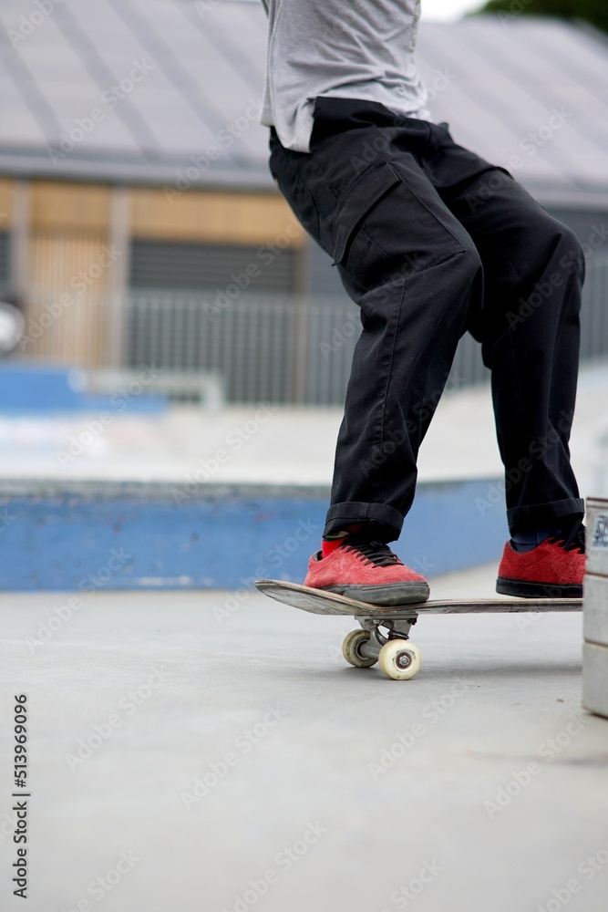 Skateboard sur skatepark - sport loisir Skateboard sur skatepark - sport loisir