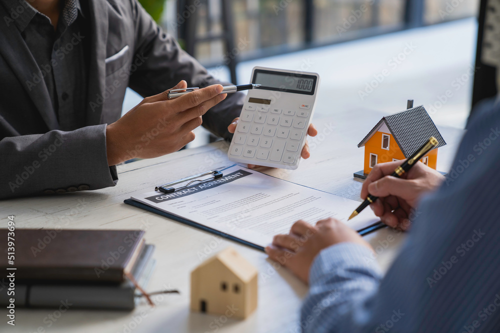 Real estate agents are negotiating house samples and house price contract agreements. Before handing over the house and keys to the customer, the concept of mortgage, purchase and home insurance. - obrazy, fototapety, plakaty 