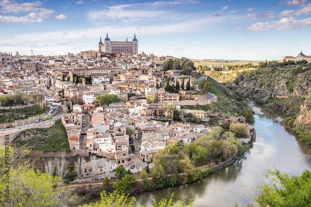 Alcázar de Toledo con vistas del río.