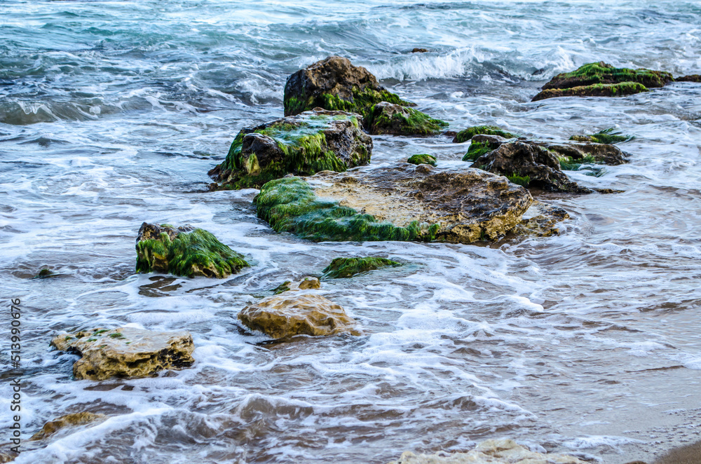 Obraz premium Turquoise shallow water surface and rocks stones on sea floor.