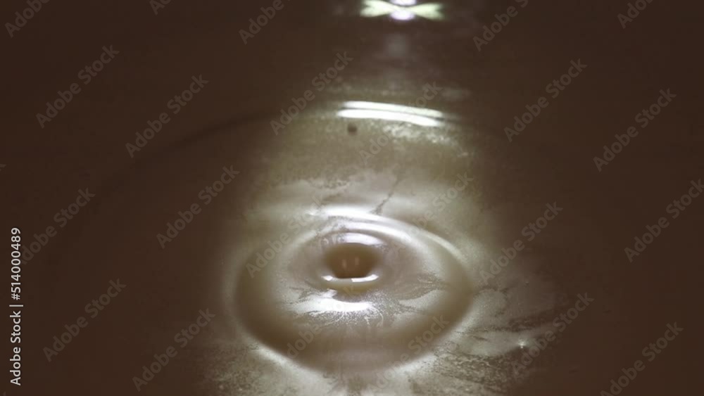 Milch tropft in Zeitlupe in Milch Milch tropft in Zeitlupe in Milch