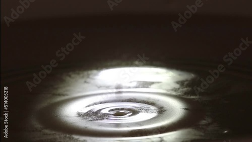 Milch tropft in Zeitlupe in Milch