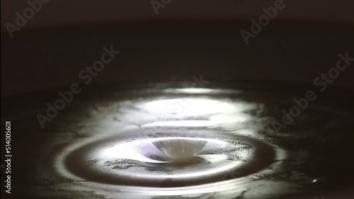 Milch tropft in Zeitlupe in Milch