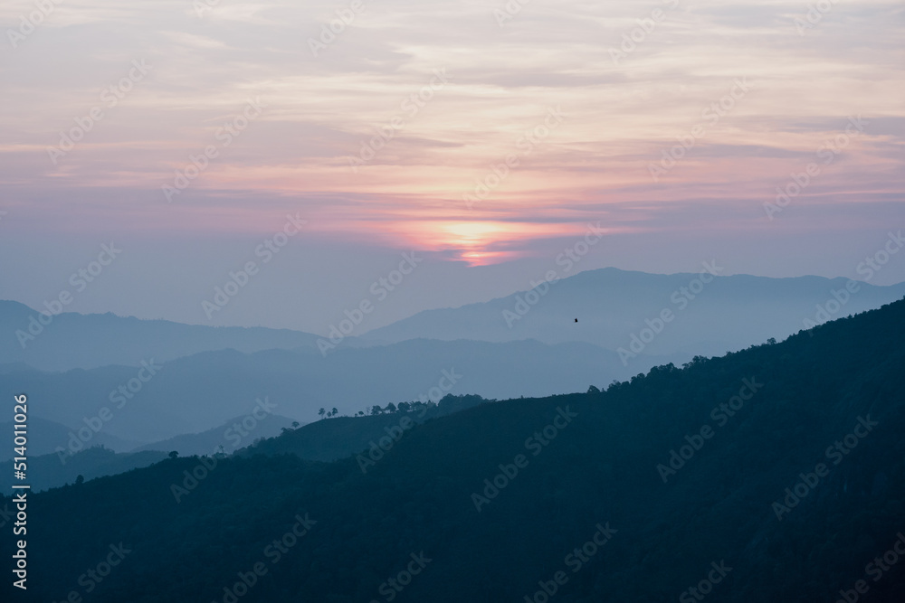 Obraz premium wide view layer of mountain with sunrise background