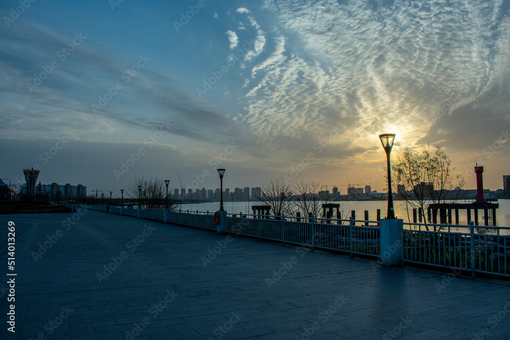 Obraz premium sunset over the Huangpu river Shanghai city China