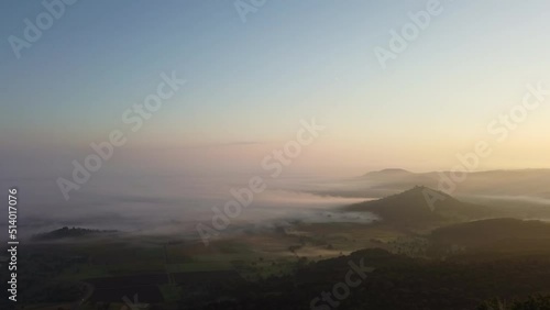 Herbstnebel im Tal bei Sonnenaufgang