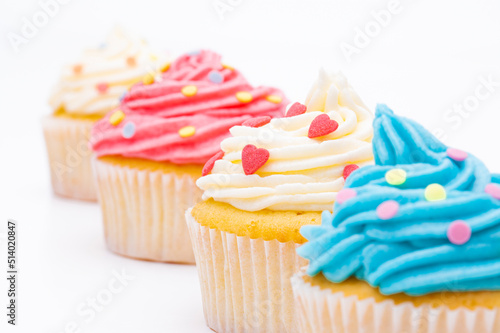 Bunte Cupcakes vor weißem Hintergrund