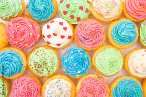 Bunte Muffins direkt von oben fotografiert