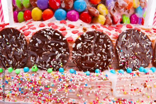 Selbstgemachte Geburtstagstorte Nahaufnahme