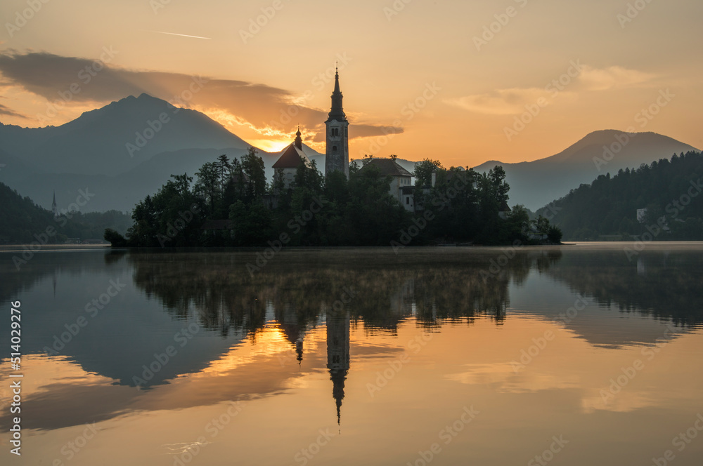 Obraz premium Mystical Sunrise over Lake in the Mountains