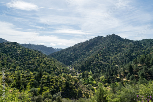 paisaje de montañas y río en día soleado