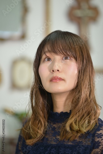 アンティークな室内にて可愛らしい日本人女性のポートレート 