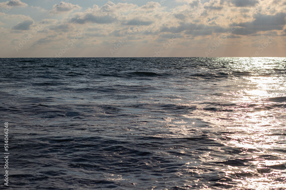Obraz premium Seascape at sunset. Dark sky