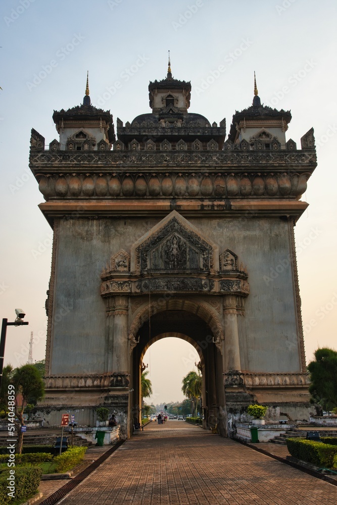 Obraz premium Sunrise over the city of Laos, Patuxay park or Monument at Vientiane, Laos. Patuxay monument, capital city of Laos.
