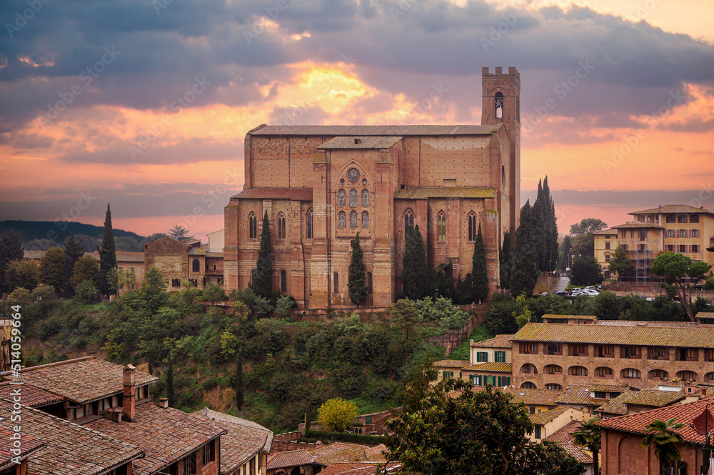 Fototapeta premium Basilica di San Domenico, Siena. Basilica di San Domenico under rain. Panoramic town view. Italy, Tuscany.