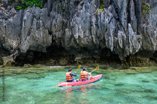 Kayak, Piragüïsmo en El Nido en la isla de Pinagbuyutan, vistas naturales del paisaje kárstico, acantilados. Palawan, Philippines. Viajes de aventura.
