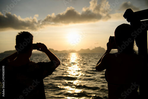 Dos personas observan la Puesta de sol El Nido en la isla de Pinagbuyutan, vistas naturales del paisaje kárstico, acantilados. Palawan, Philippines. Viajes de aventura. photo