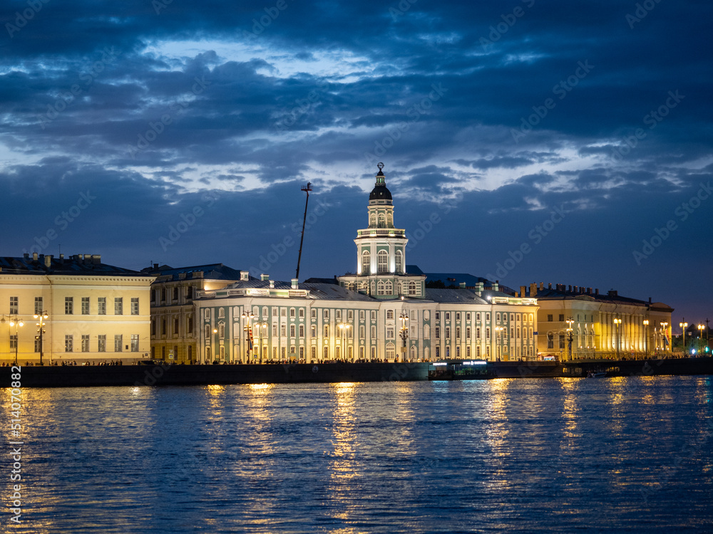 Obraz premium Saint-Petersburg, Russia. The building of the Kunstkamera with night illumination. Neva River. Reflection in water.