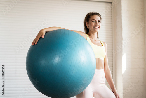 Portrait of a confident woman sports training in a fitness club, uses sports equipment