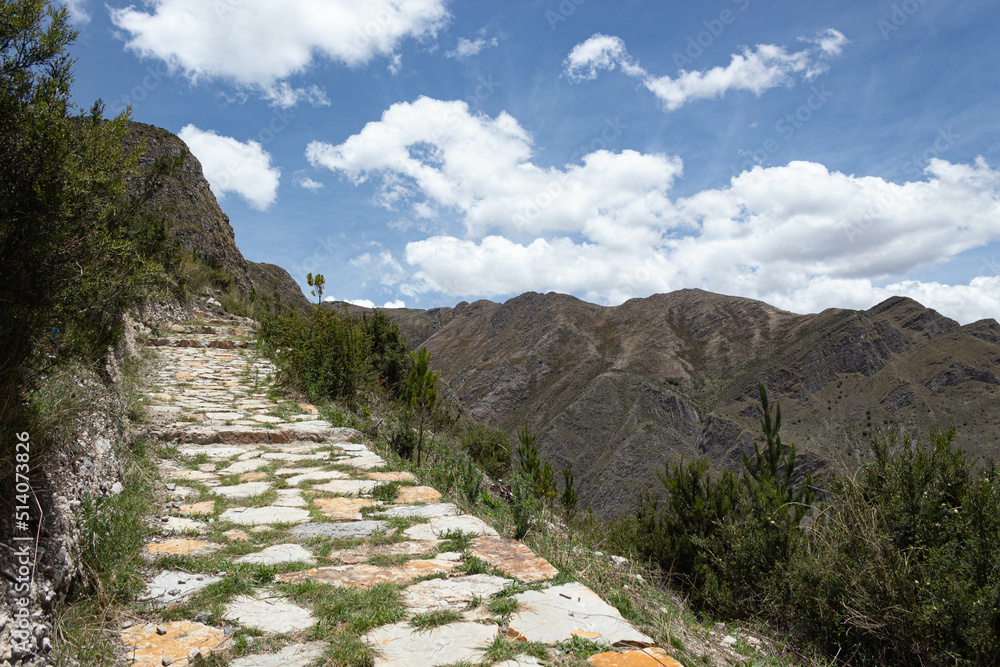 Camino hacia un cerro en Ayacucho